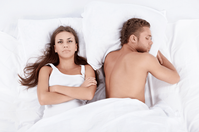 ženska v postelji z moškim s slabo potenco
